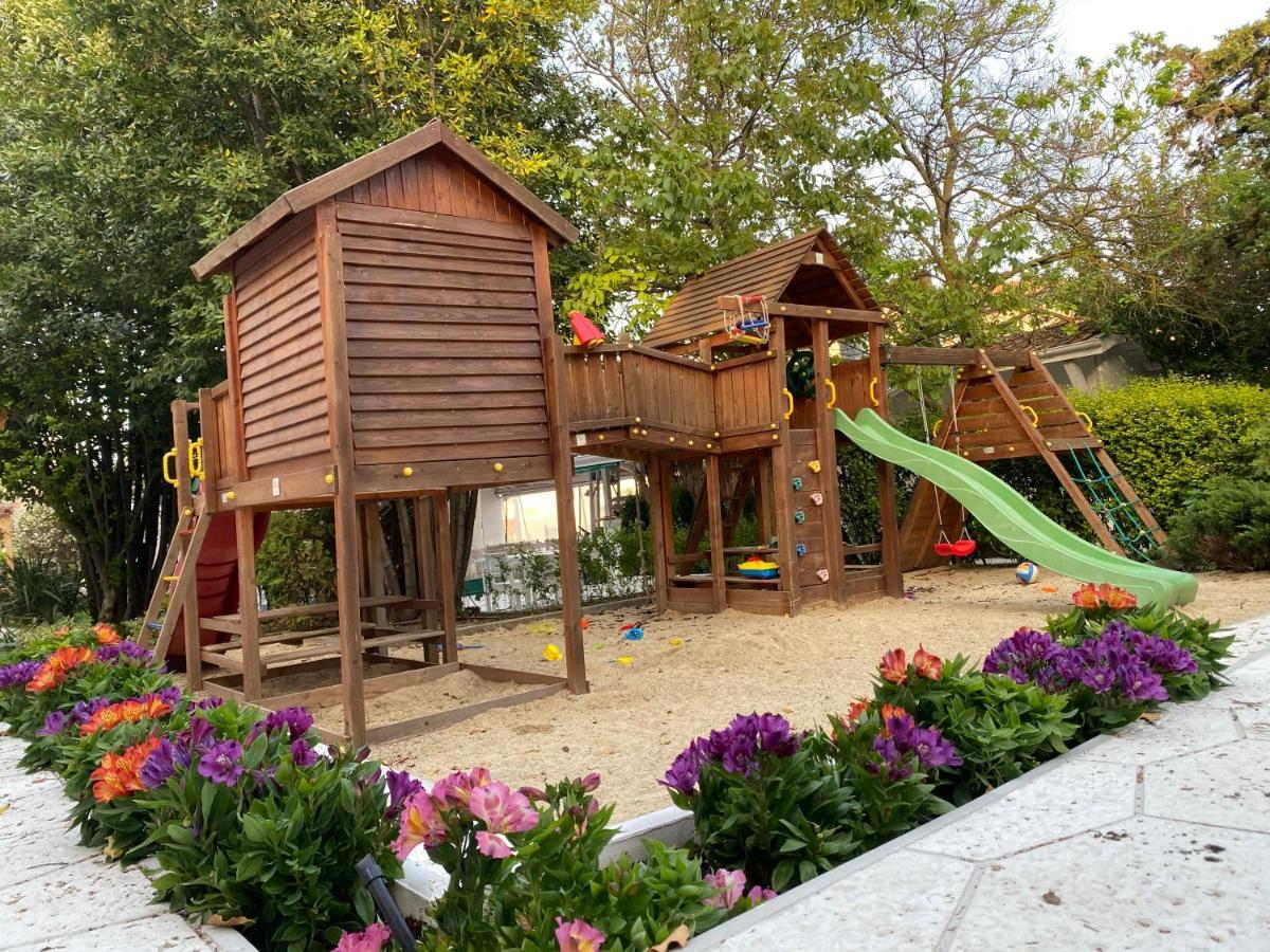 Friends Family Hotel Lozenets Εξωτερικό φωτογραφία